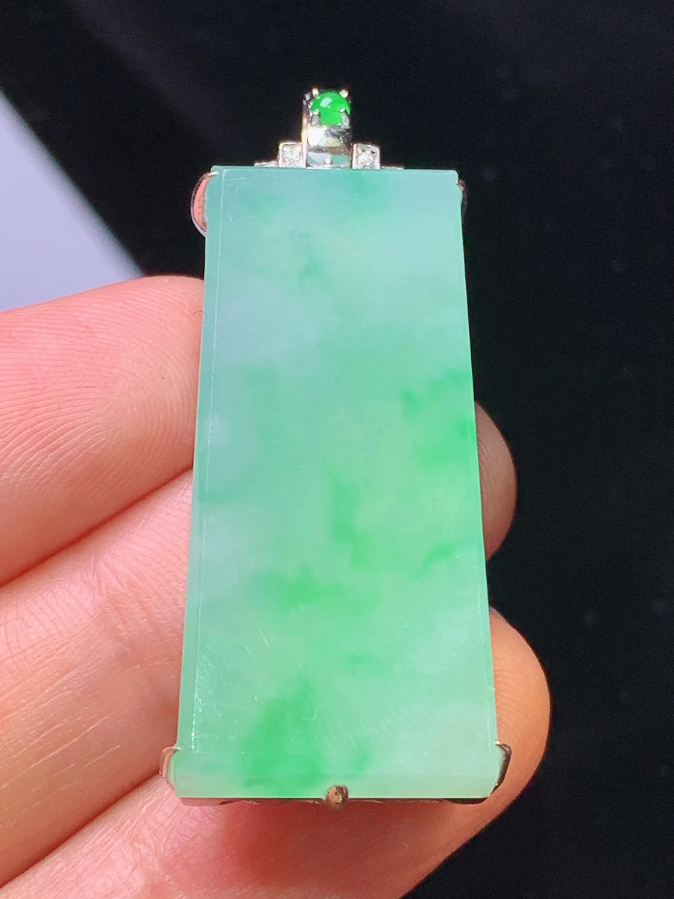 18k金钻镶嵌翠绿无事牌吊坠 玉质细腻 色泽清新艳丽 整体尺寸42.5*18*8.3