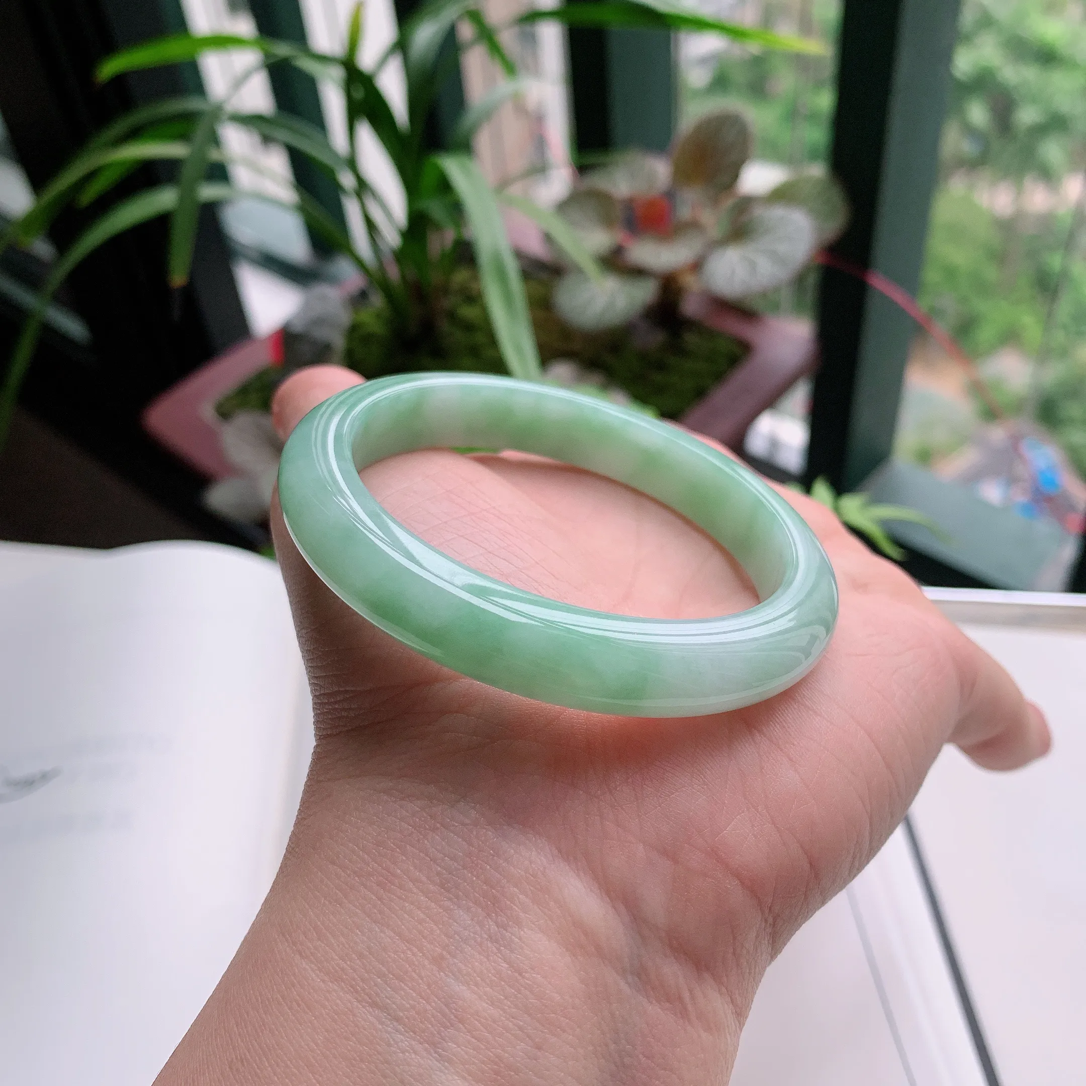正圈54圈口，天然A货翡翠冰糯种水润飘绿玉手镯，水润秀丽，飘花灵动，种水十足，视觉甜美可人，恰到好处的美，十分高雅耐看，条形优美，上手优雅大方。43.74