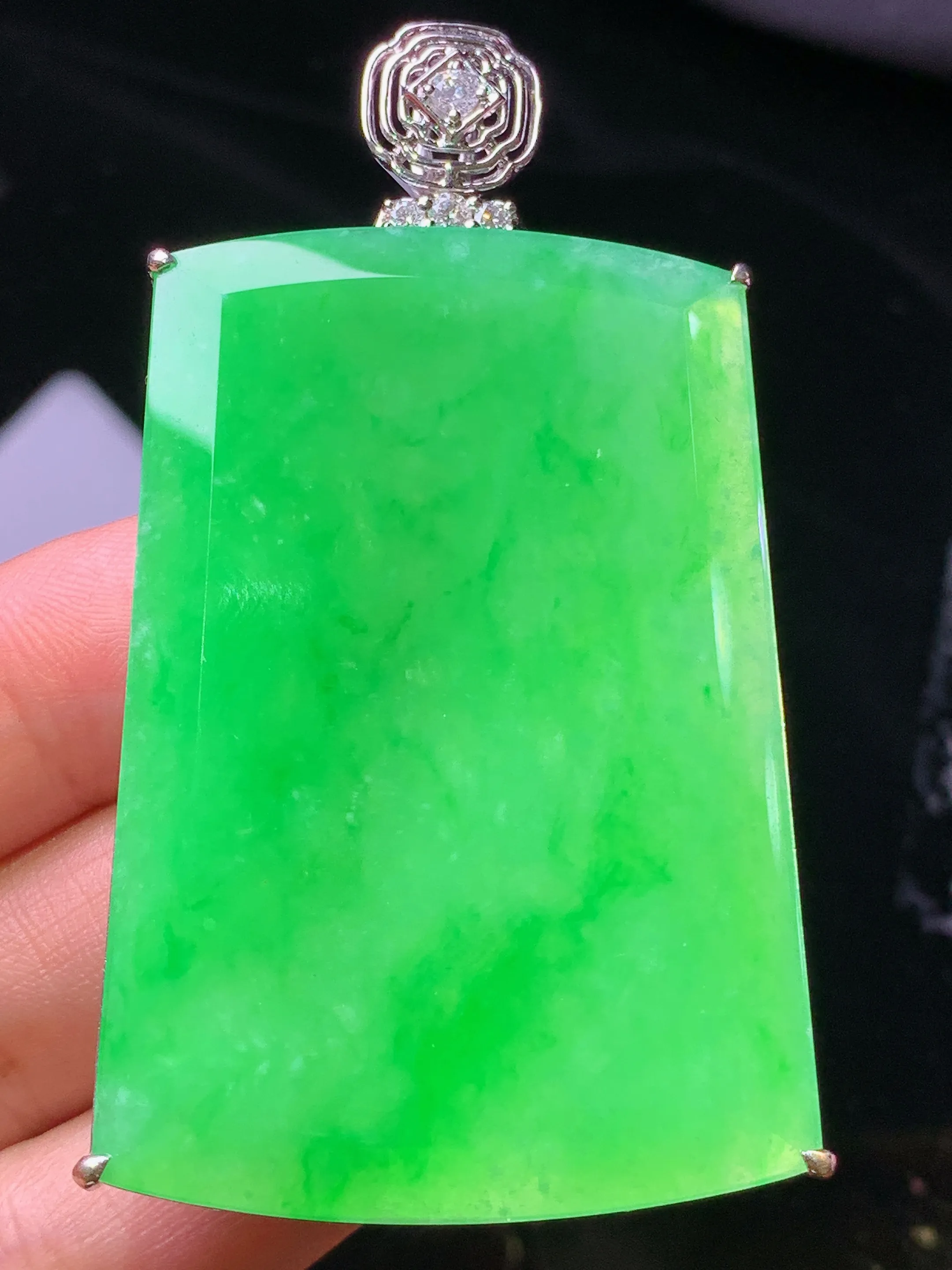 18k金镶嵌翠绿无事牌吊坠 玉质细腻 色泽清新艳丽 整体尺寸66.5*36.6*8.5