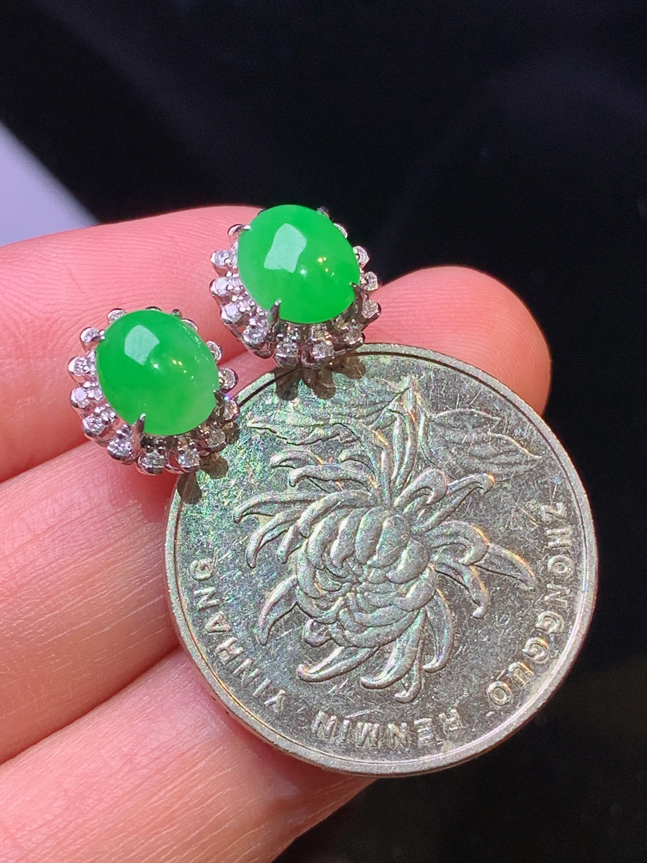 18k金钻镶嵌满绿蛋面耳钉 玉质细腻 色泽清新艳丽 整体尺寸11*9.5*7.3