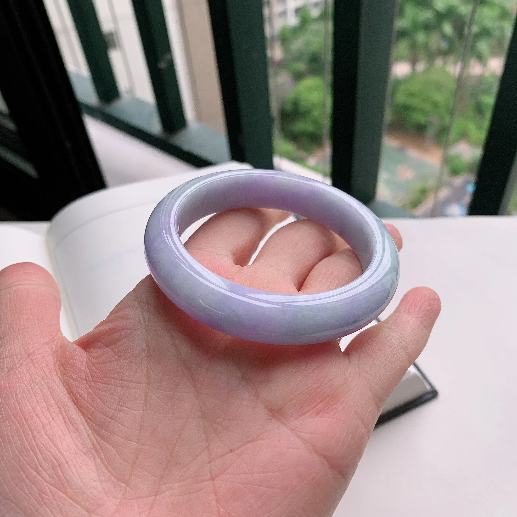 正圈54圈口，天然A货翡翠冰糯种水润飘绿玉手镯，水润秀丽，飘花灵动，种水十足，视觉甜美可人，恰到好处的美，十分高雅耐看，条形优美，上手优雅大方。59.31