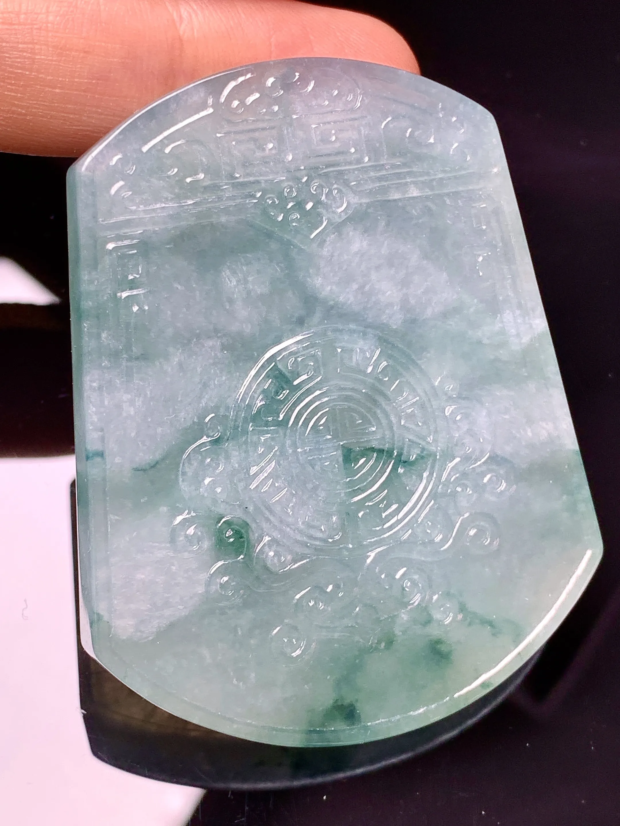 仿古飘花无事牌吊坠 玉质细腻 色泽清新艳丽 整体尺寸54.2*43*5.8