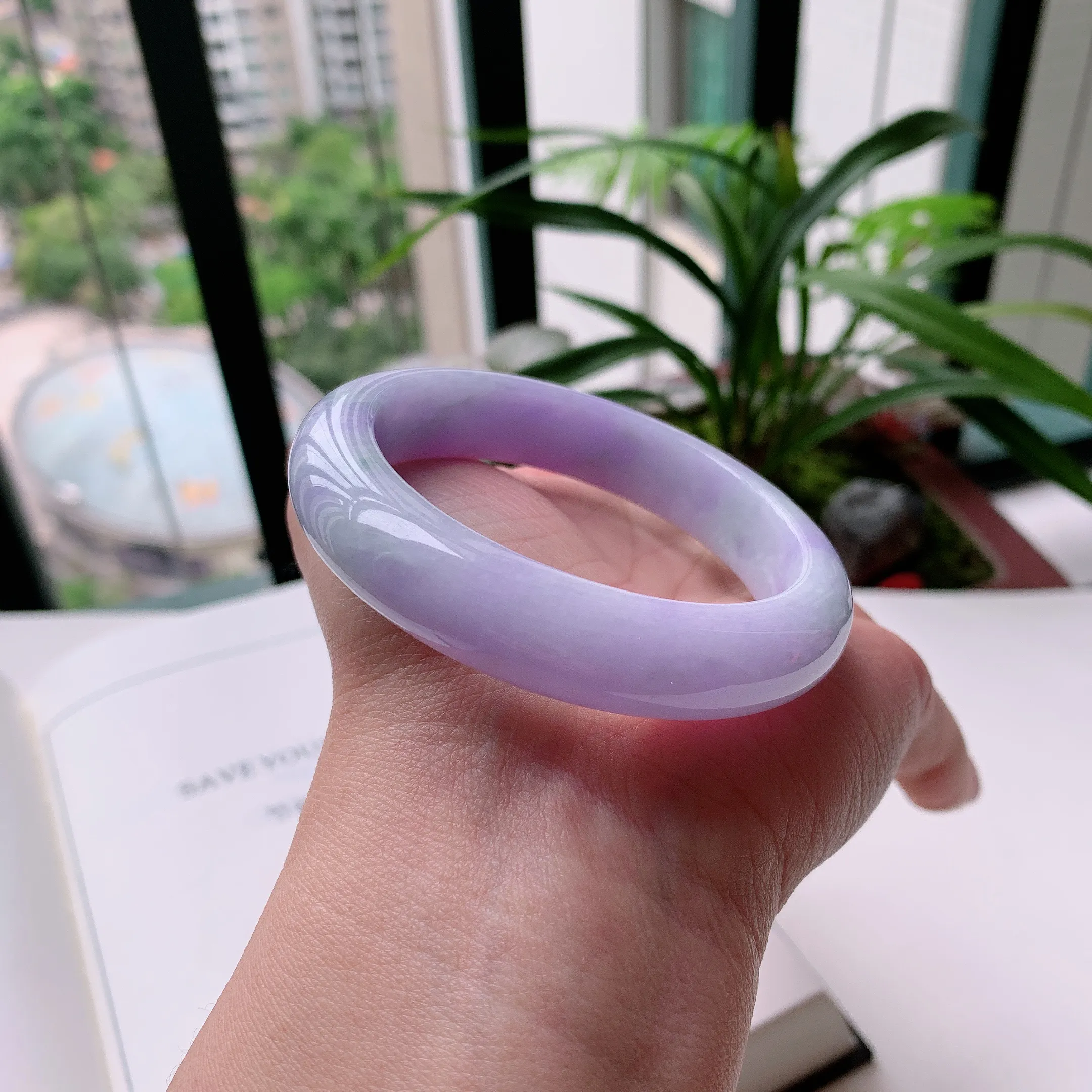 正圈55圈口，天然A货翡翠冰糯种水润飘绿玉手镯，水润秀丽，飘花灵动，种水十足，视觉甜美可人，恰到好处的美，十分高雅耐看，条形优美，上手优雅大方。60.59