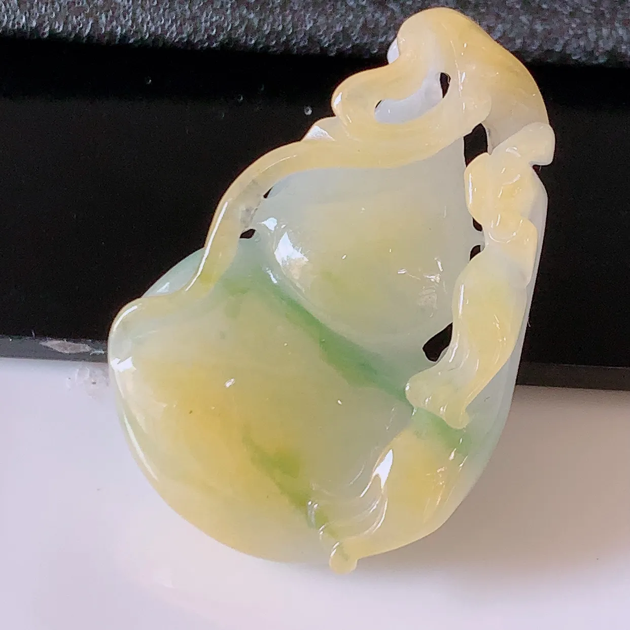 自然光实拍，冰润黄加绿翡翠葫芦吊坠，葫芦寓意福禄双全，财源滚滚，饱满，清新脱俗，佩戴效果优雅迷人！#60.25