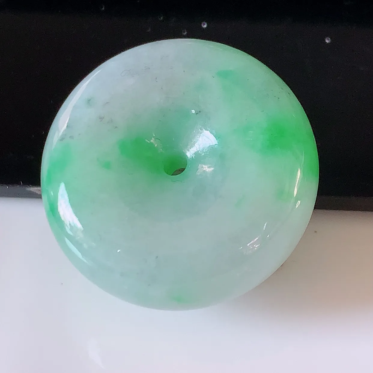 自然光实拍，冰润飘绿翡翠平安扣吊坠，形体饱满圆润，平安扣肥嘟嘟的，平平安安，种水很好，配戴精美！#05.25