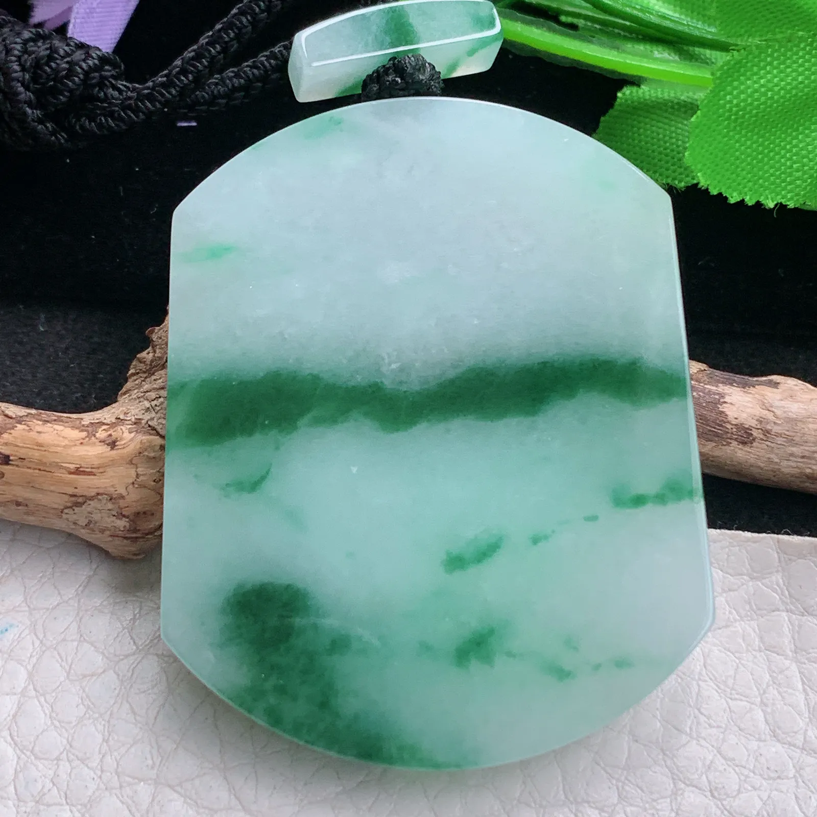 qxm实拍55*44.8*6缅甸翡翠精雕飘花胶感平安无事牌 素面牌玉吊坠 玉挂件