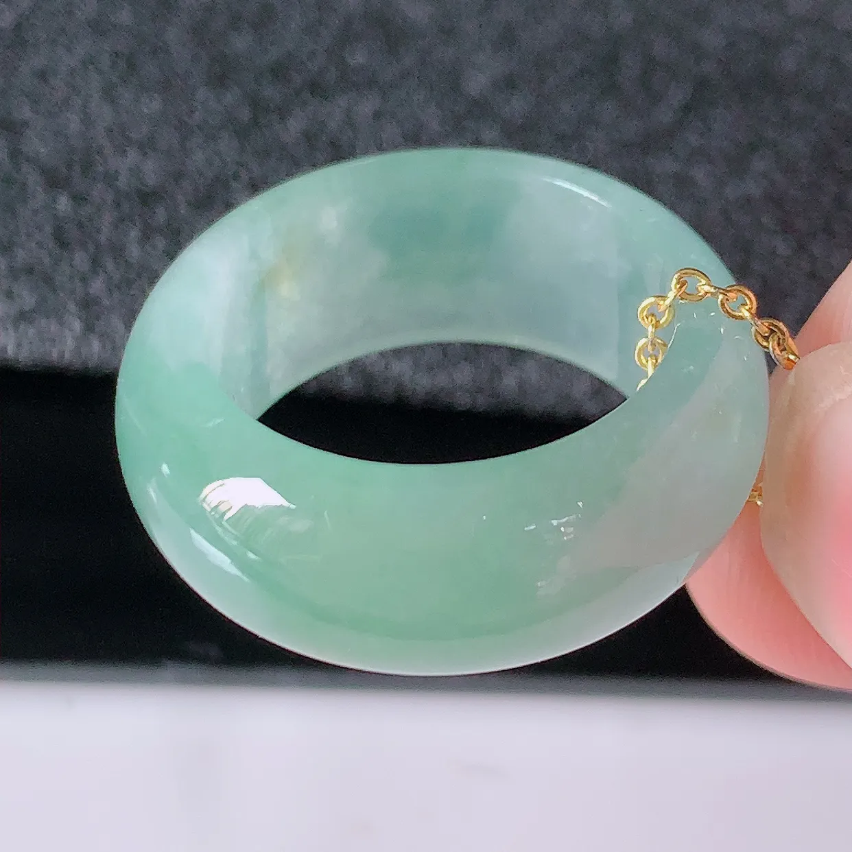 自然光实拍，冰种黄加绿翡翠指环，18.5mm内径翡翠扳指，冰润指环，玉扳指，戒指，财源滚滚，玉质细腻起胶，18圈口，种水好！#89.25尺寸18.5*9.6*3.9