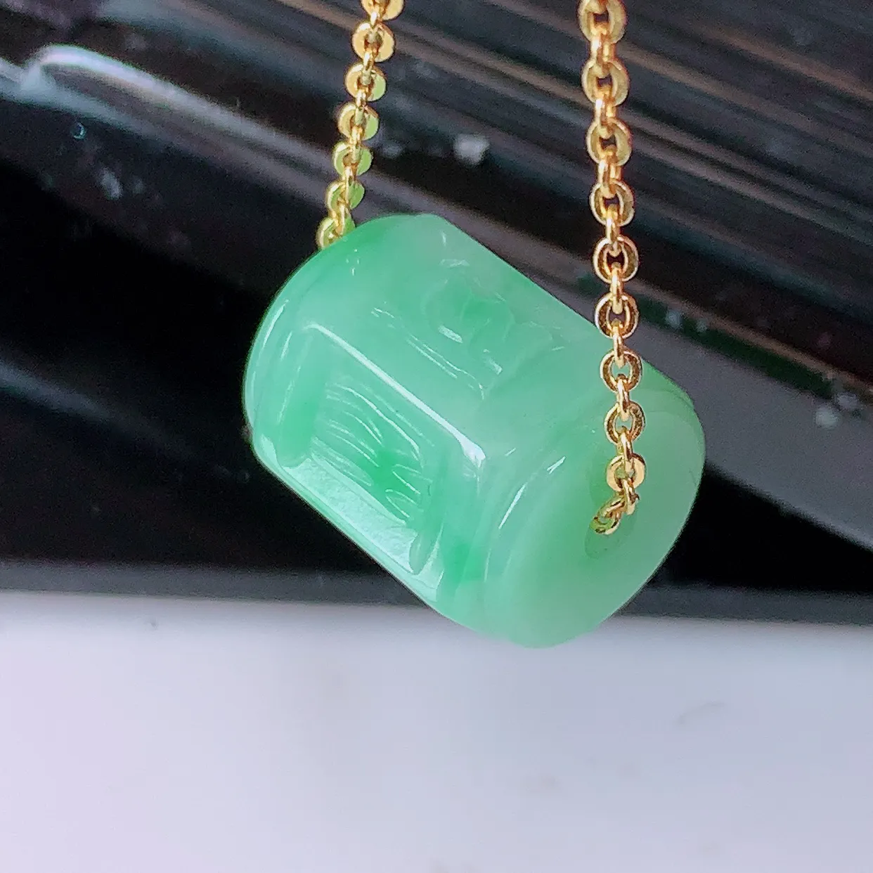 自然光实拍，冰润飘绿翡翠路路通吊坠，寓意好运连连，路路畅通，经典款式，财运滚滚，路路通，佩戴效果更好