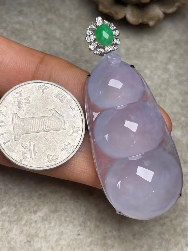 冰种福豆吊坠、真金真钻镶嵌，种水好，玉质细腻 .裸石尺寸 46.3*22.5‘