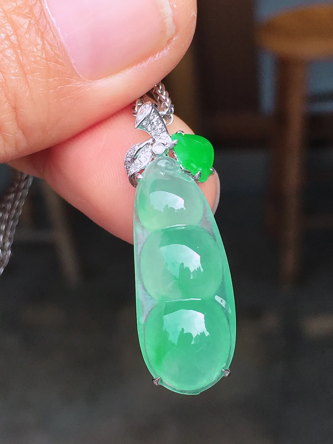 冰绿福豆吊坠，色泽均匀艳丽，玉质细腻，荧光感超
强，饱满圆润，尽显优雅气质，18k
金豪华镶嵌