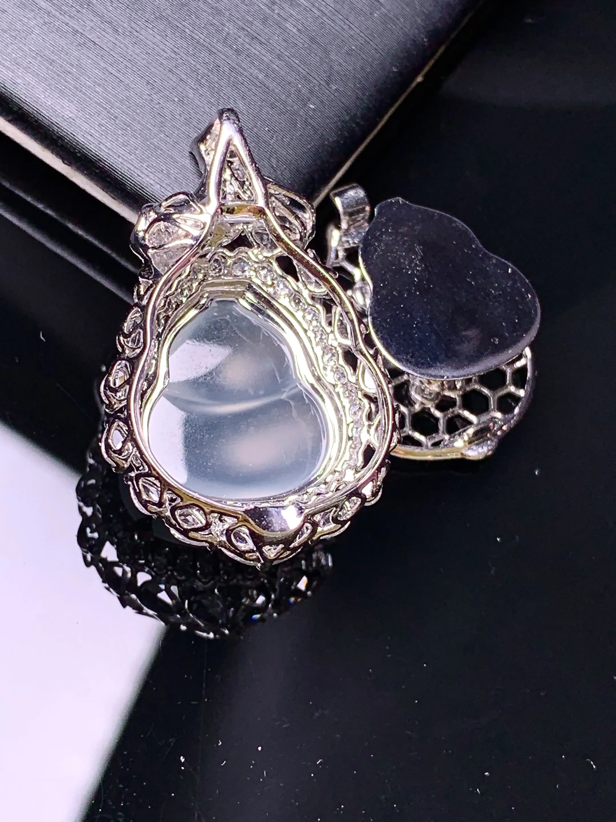 18k金钻镶嵌玻璃种四季豆吊坠 玉质细腻 色泽清新艳丽 整体尺寸29.2*18.6*12