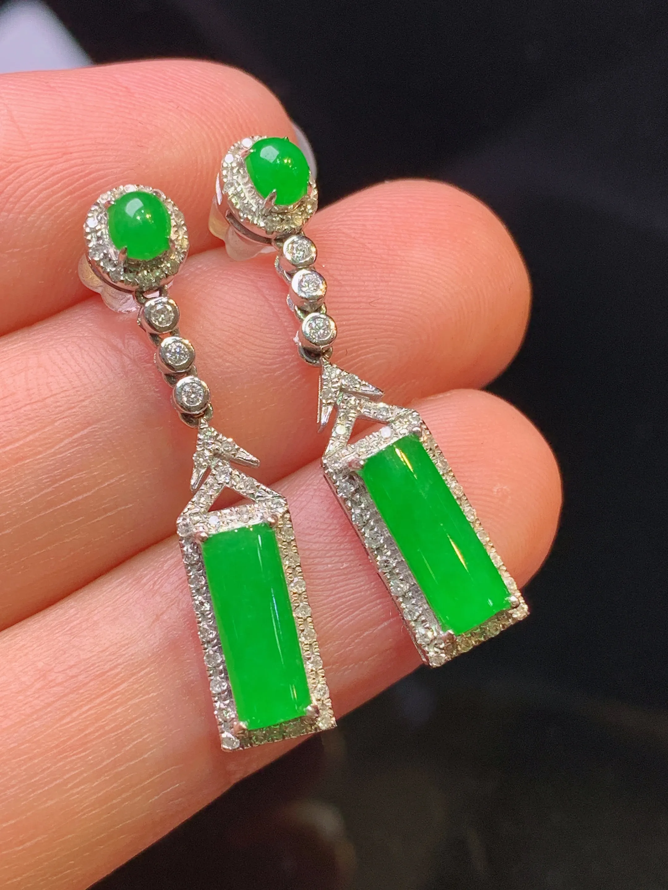 18k金钻镶嵌满绿无事牌吊坠 玉质细腻 色泽清新艳丽 整体尺寸28.6*5.8*5.2