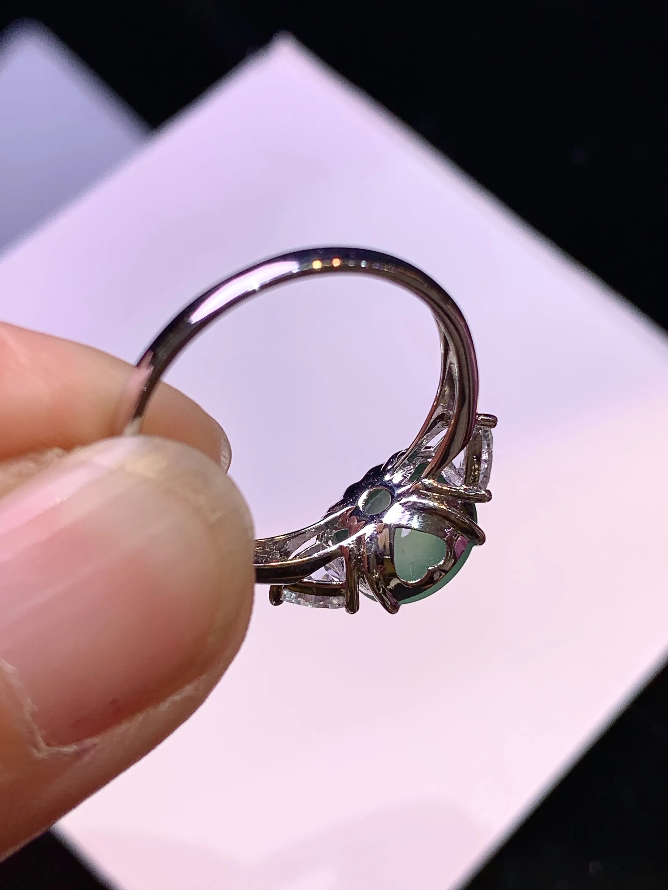 18k金钻镶嵌冰种晴绿蛋面戒指 玉质细腻 色泽清新艳丽 圈口13.5裸石尺寸8*3