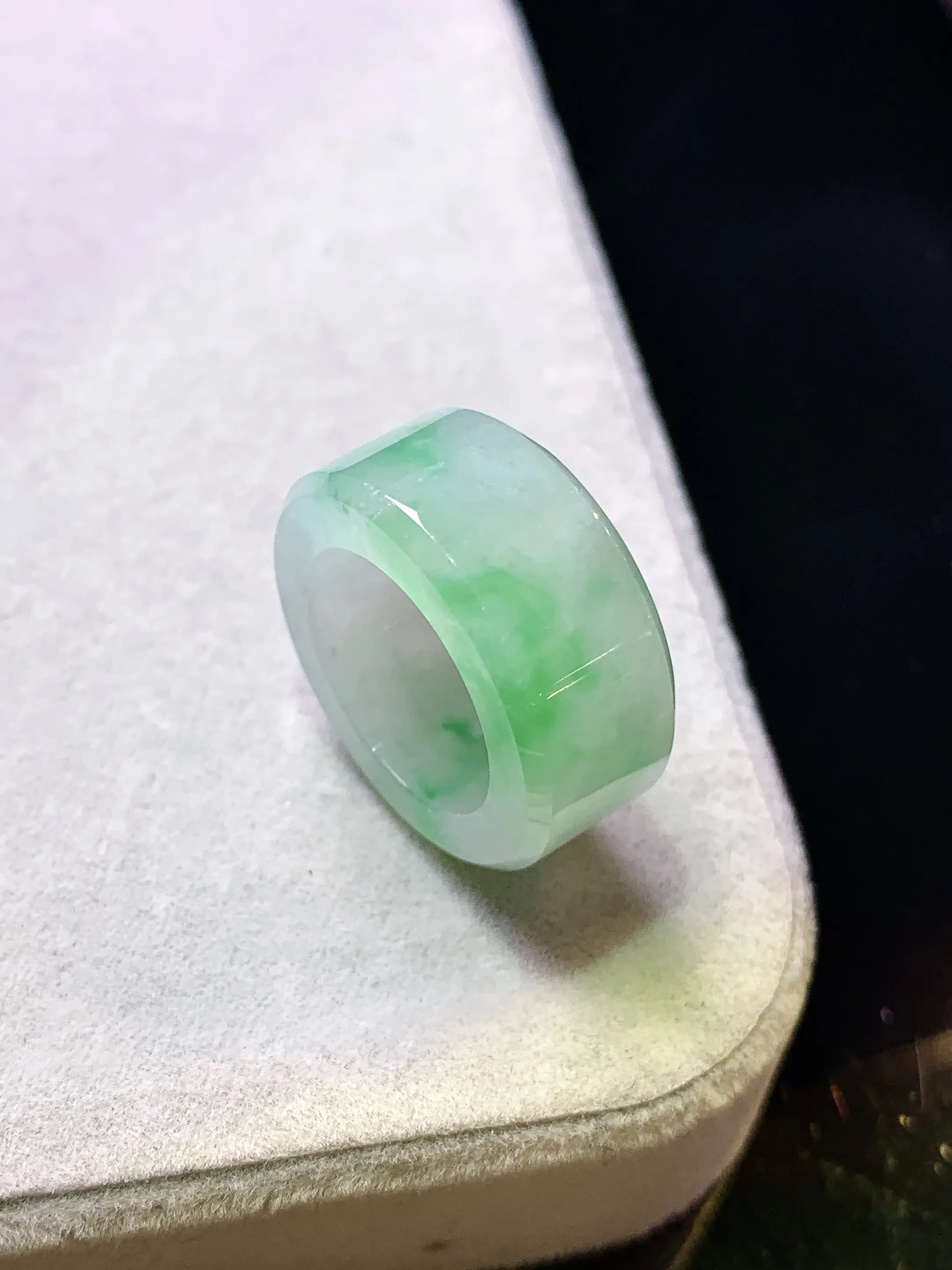 飘绿路路通吊坠 玉质细腻 色泽清新艳丽 整体尺寸19.7*8.3