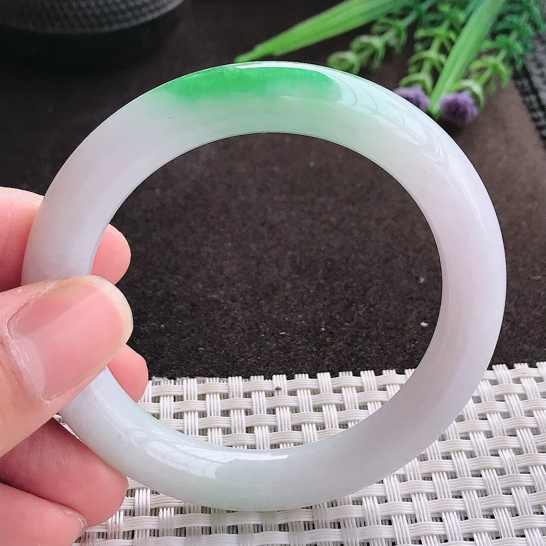 实拍A货翡翠53.5/9.5老坑精美温润飘阳绿圆条手镯翡翠玉镯子平安镯