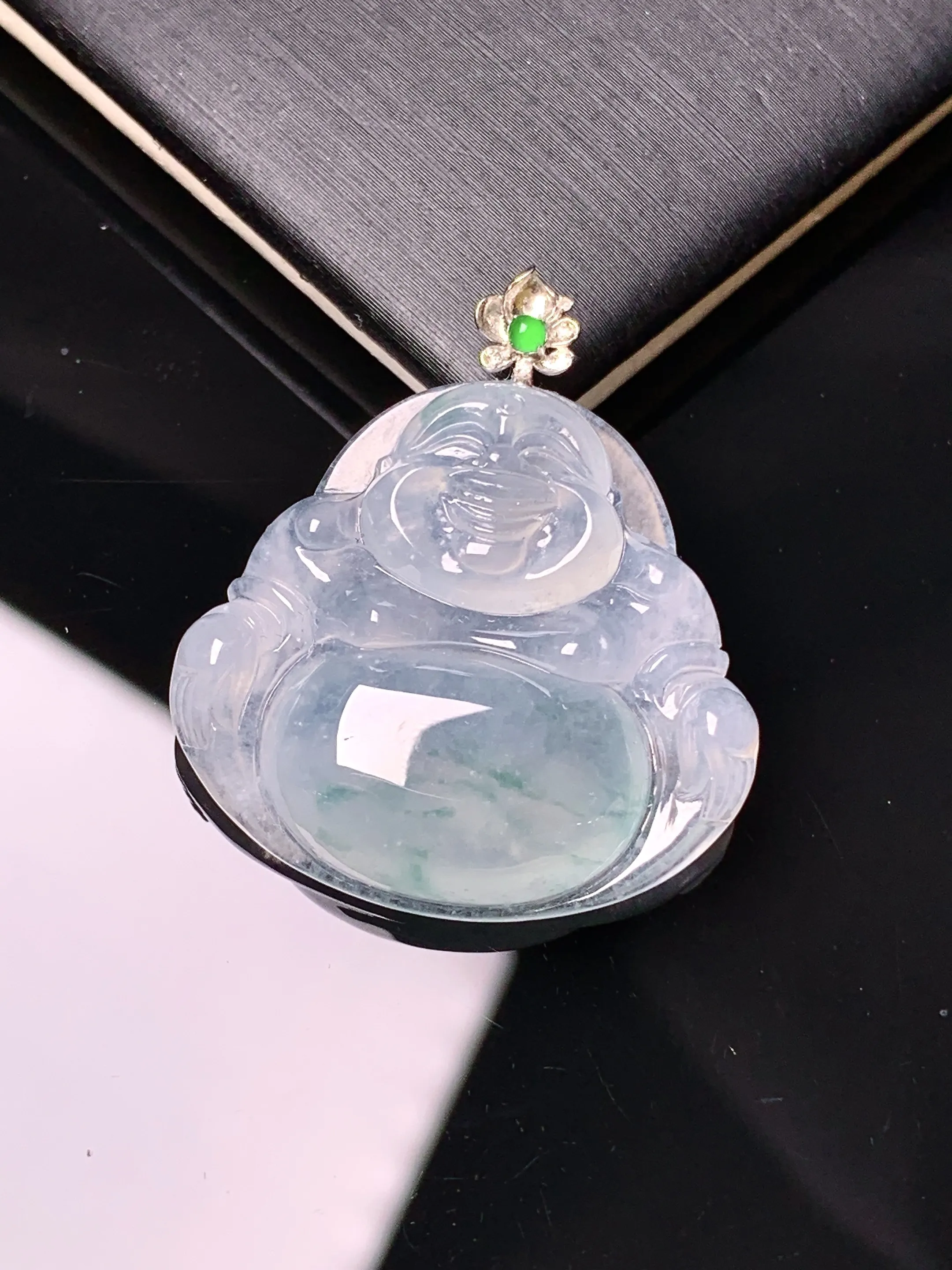 18k金镶嵌冰种佛公吊坠 玉质细腻 色泽清新艳丽 整体尺寸31.2*27.3*6