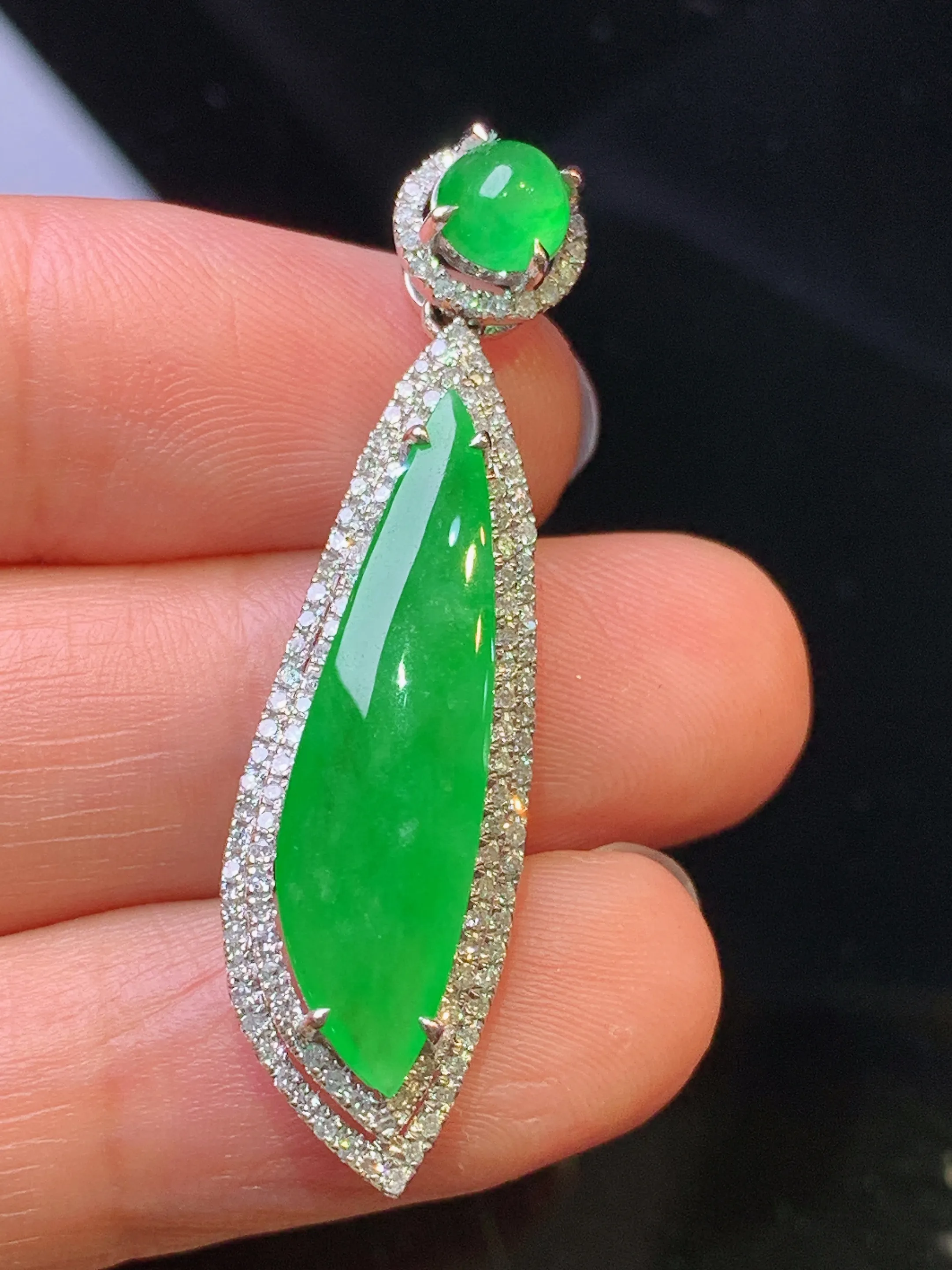 18k金钻镶嵌满绿随形吊坠 玉质细腻 色泽清新艳丽 整体尺寸41.2*11*8