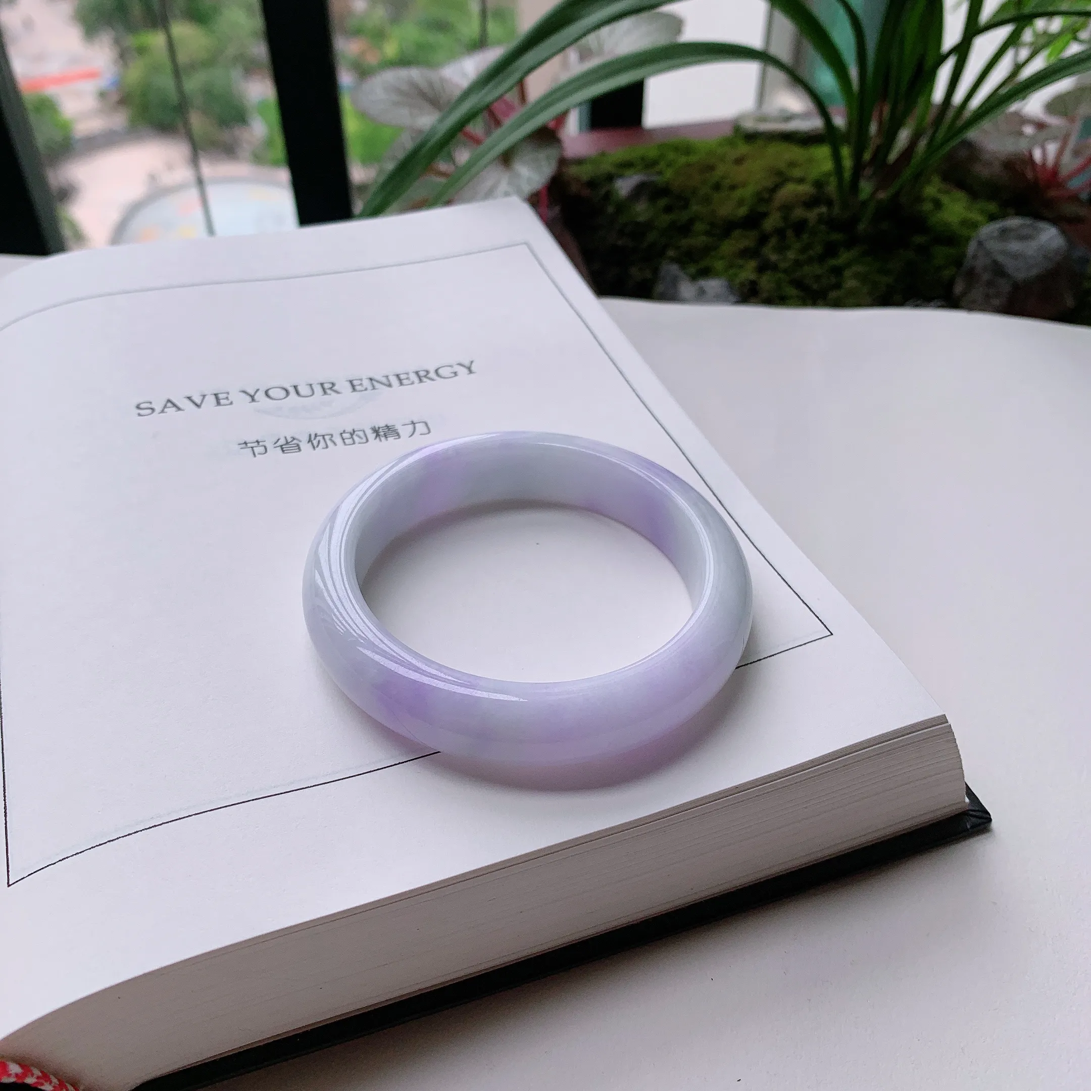 正圈55圈口，天然A货翡翠冰糯种水润飘绿玉手镯，水润秀丽，飘花灵动，种水十足，视觉甜美可人，恰到好处的美，十分高雅耐看，条形优美，上手优雅大方。59.97