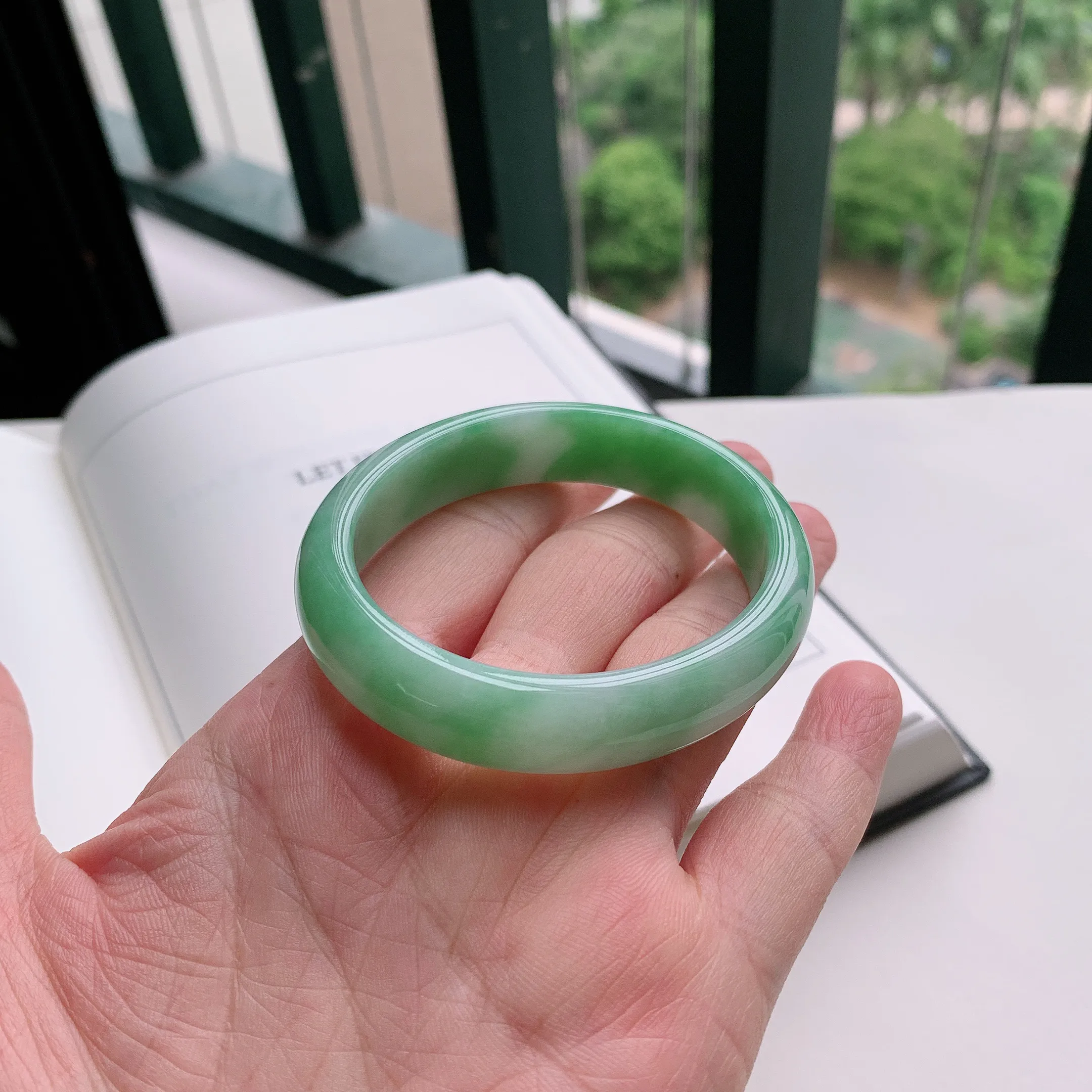贵妃54圈口，天然A货翡翠冰糯种水润飘绿玉手镯，水润秀丽，飘花灵动，种水十足，视觉甜美可人，恰到好处的美，十分高雅耐看，条形优美，上手优雅大方。41.03
