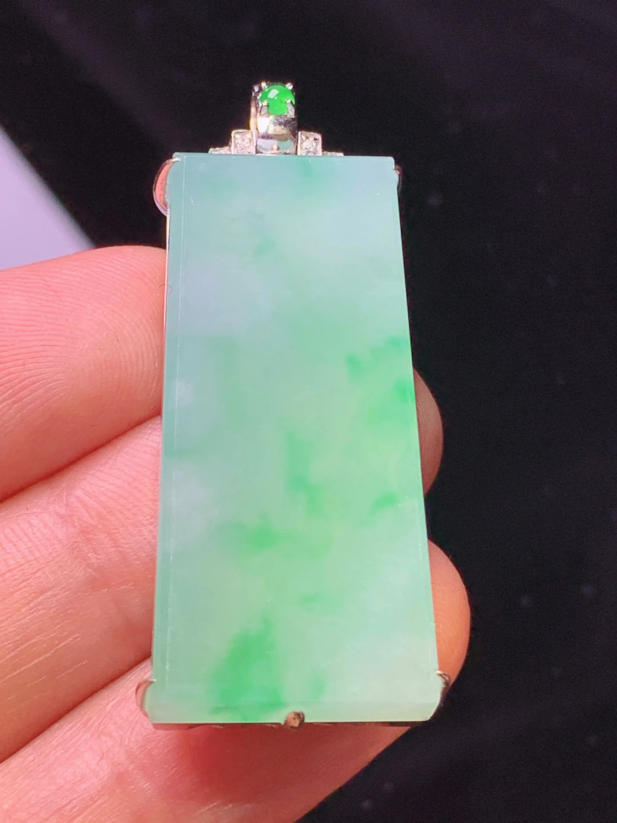 18k金钻镶嵌翠绿无事牌吊坠 玉质细腻 色泽清新艳丽 整体尺寸42.5*18*8.3