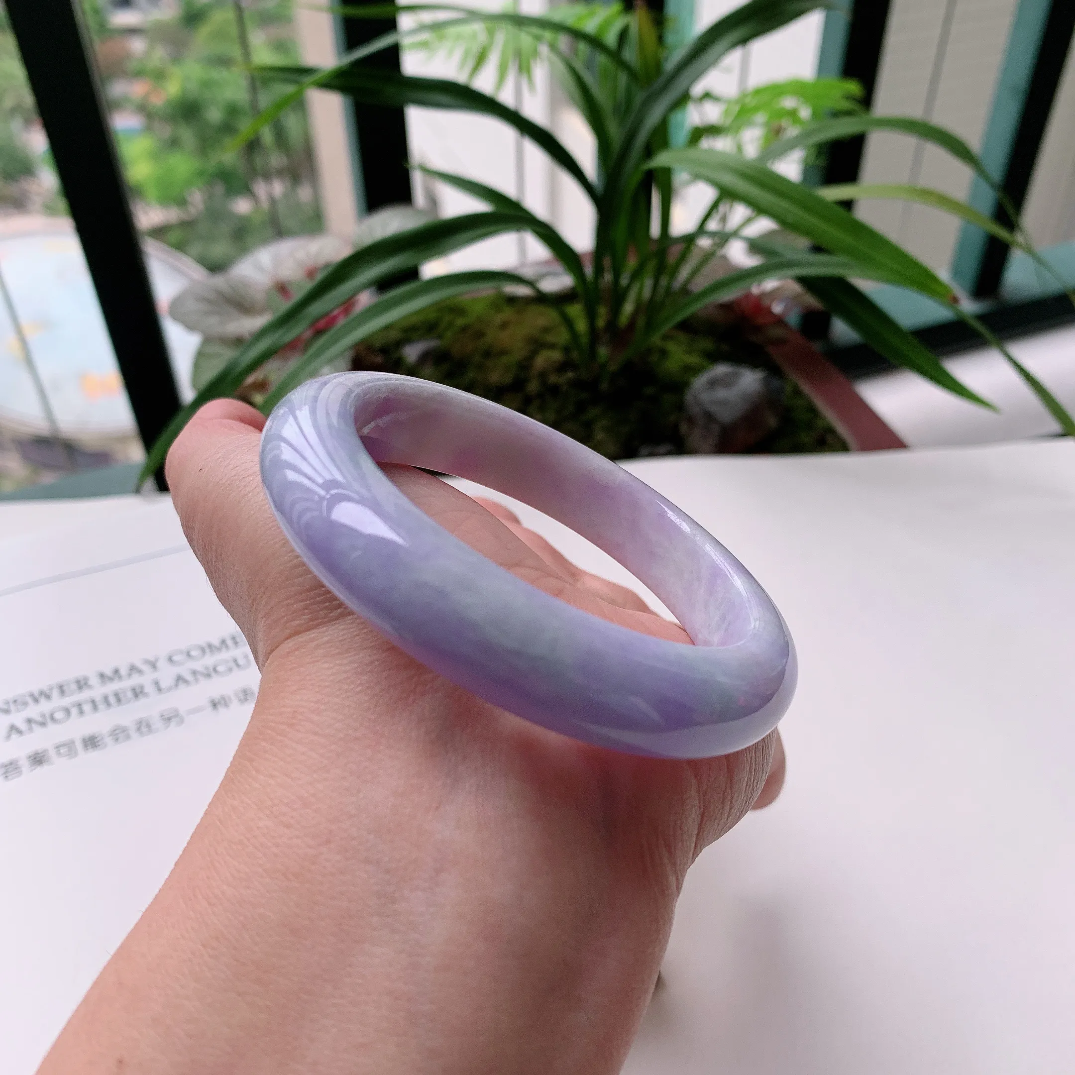 正圈57圈口，天然A货翡翠冰糯种水润飘绿玉手镯，水润秀丽，飘花灵动，种水十足，视觉甜美可人，恰到好处的美，十分高雅耐看，条形优美，上手优雅大方。65.53