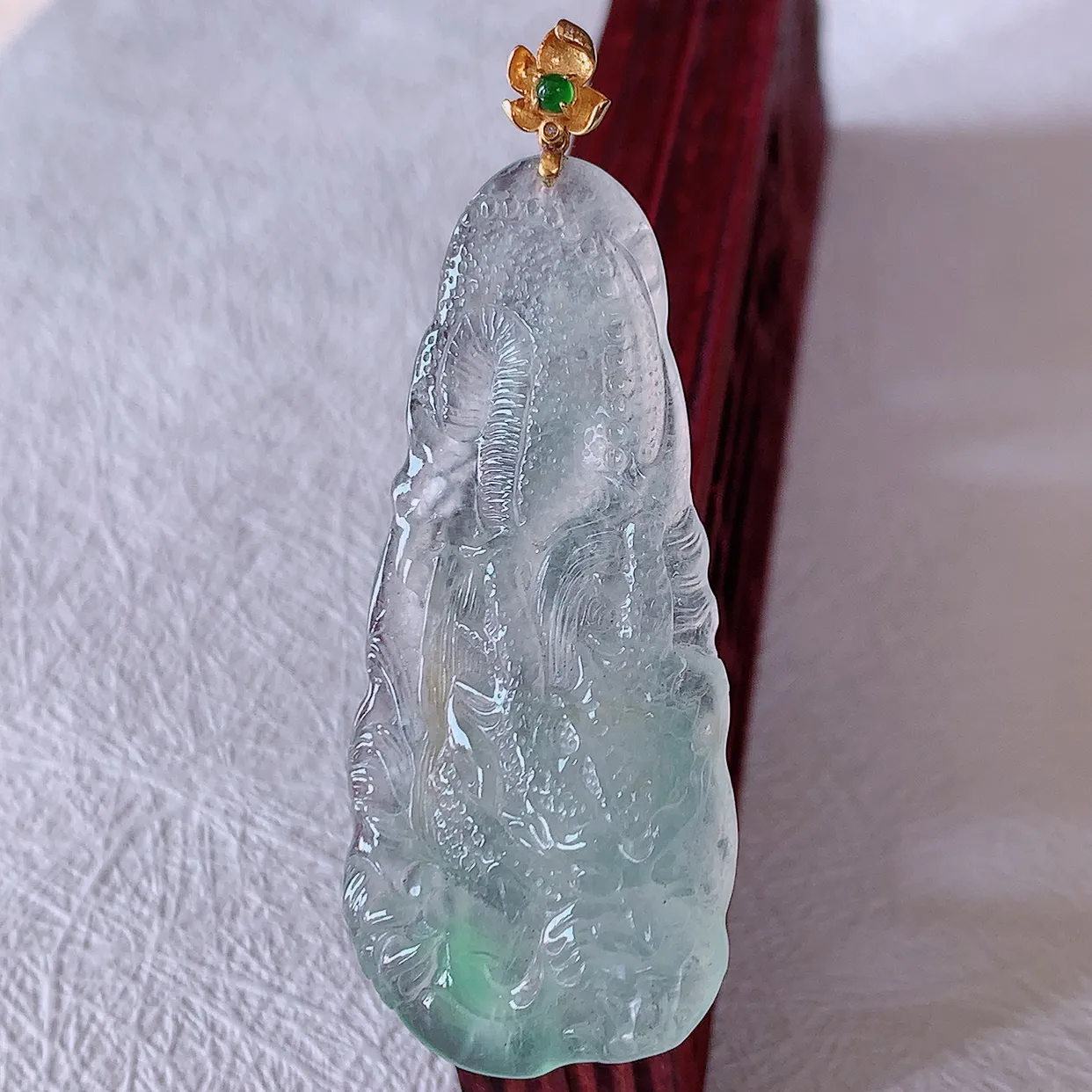 自然光实拍，18K金镶嵌冰种飘绿翡翠龙牌吊坠，龙行天下，雕工立体精湛，翡翠龙牌，种老水足，配戴霸气时尚，值得收藏!#1.25整体56裸石48.8*21*7.5