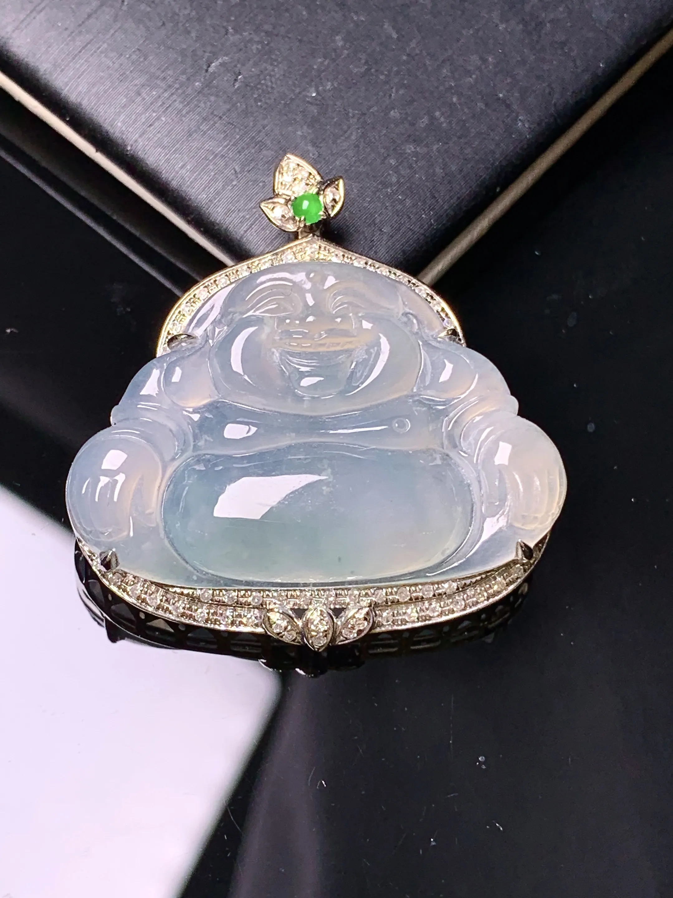 18k金钻镶嵌冰种佛公吊坠 玉质细腻 色泽清新艳丽 整体尺寸33*31*8.2