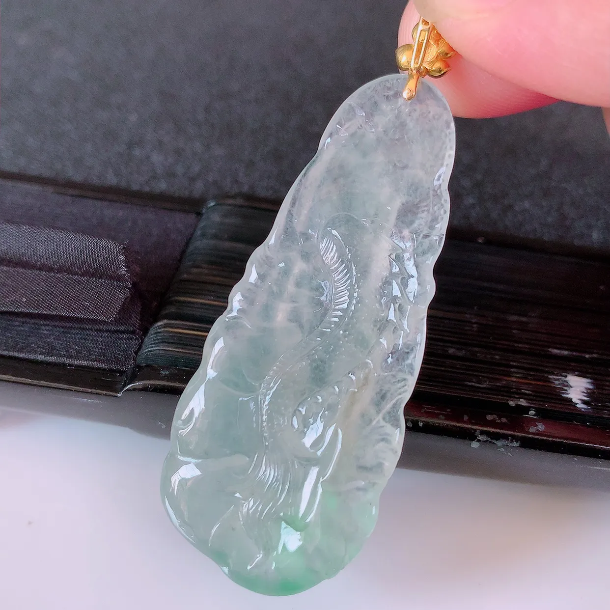 自然光实拍，18K金镶嵌冰种飘绿翡翠龙牌吊坠，龙行天下，雕工立体精湛，翡翠龙牌，种老水足，配戴霸气时尚，值得收藏!#1.25整体56裸石48.8*21*7.5