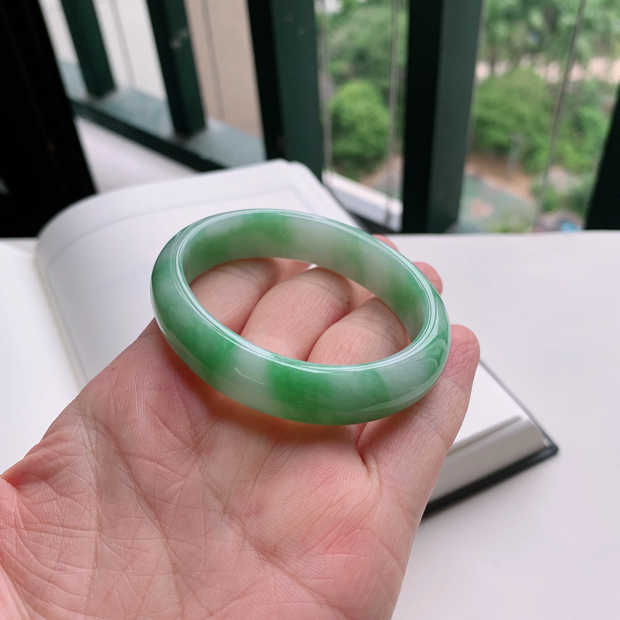 贵妃54圈口，天然A货翡翠冰糯种水润飘绿玉手镯，水润秀丽，飘花灵动，种水十足，视觉甜美可人，恰到好处的美，十分高雅耐看，条形优美，上手优雅大方。41.03