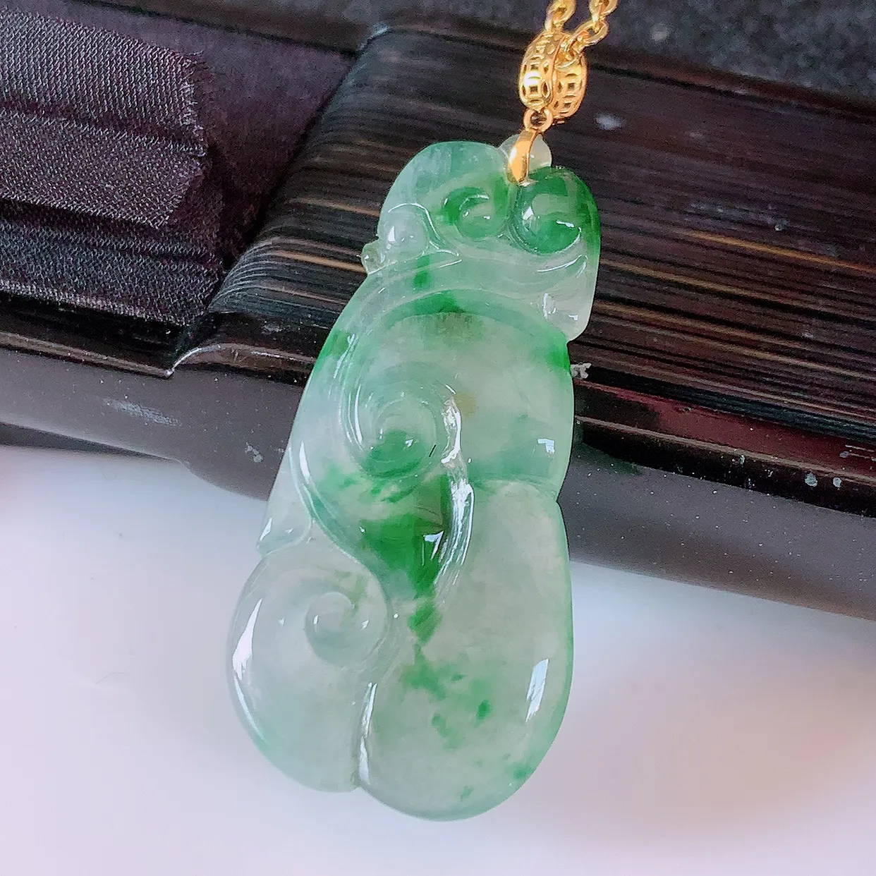 18K金镶嵌冰种飘绿翡翠如意吊坠，简单的镶嵌设计、让玉坠百搭又精致，寓意着吉祥，事事如意！#1.25