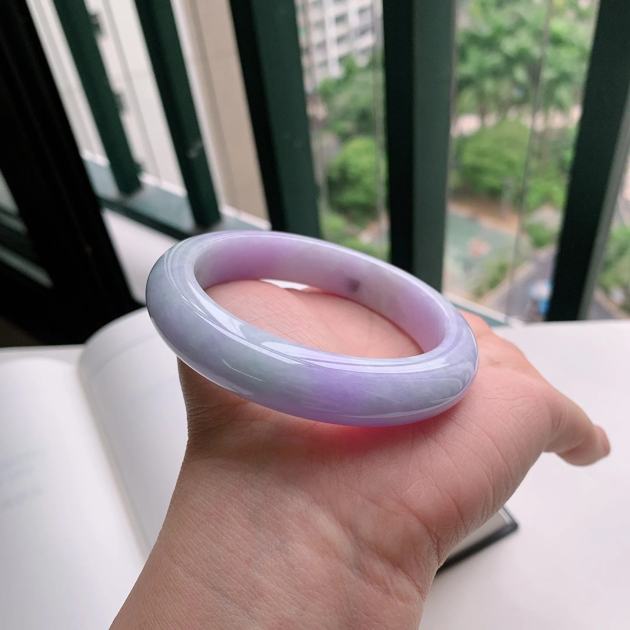 正圈57圈口，天然A货翡翠冰糯种水润飘绿玉手镯，水润秀丽，飘花灵动，种水十足，视觉甜美可人，恰到好处的美，十分高雅耐看，条形优美，上手优雅大方。65.35