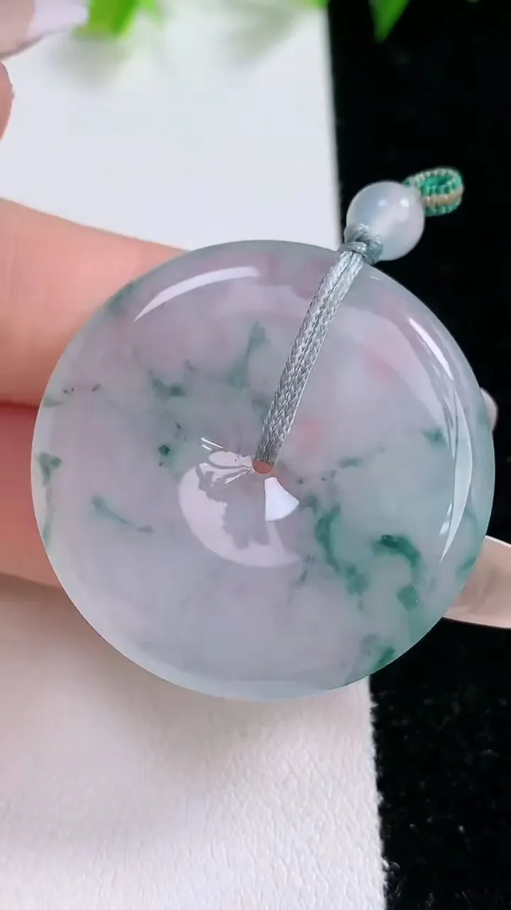 天然A货翡翠冰种飘花平安扣吊坠，尺寸35.7-5，重量:15.17g
2月1日