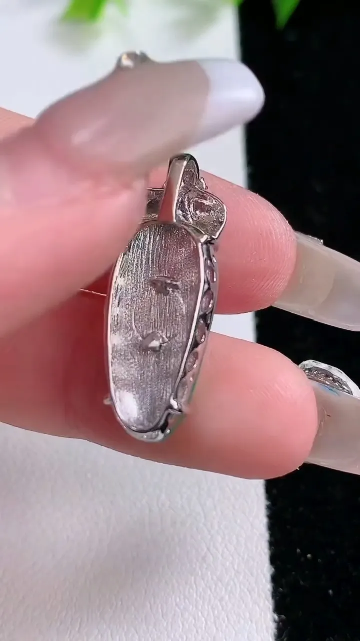 天然A货翡翠福瓜吊坠，尺寸21.5-10-5.4，重量:2.80g
2月1日