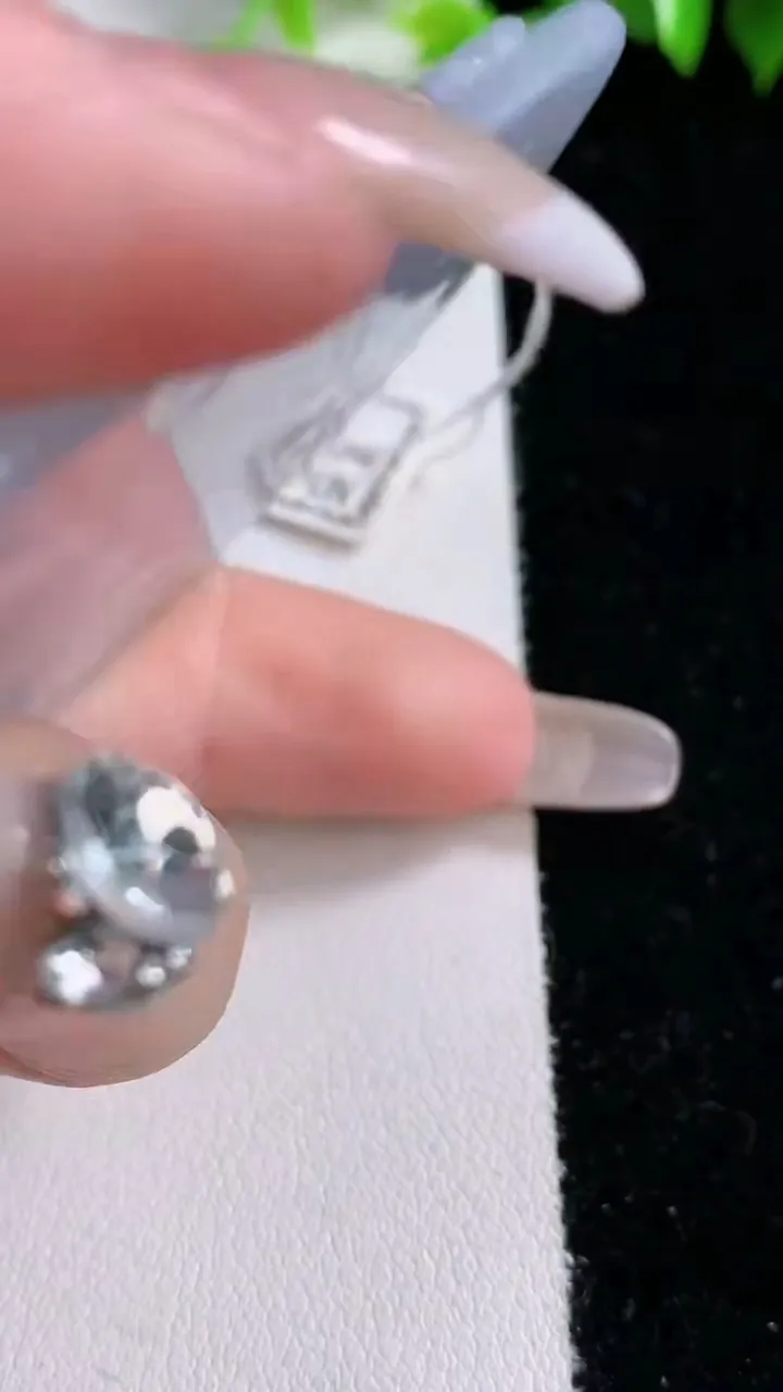 天然A货翡翠冰种紫罗兰虚空藏菩萨吊坠，尺寸74.3-46.2-5，重量:44.05g
2月1日