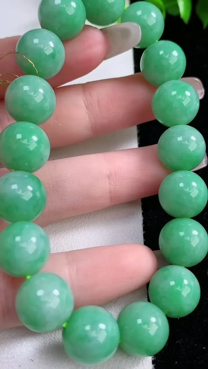 天然A货翡翠圆珠手串，尺寸11.6-17颗，重量:47.22g2月1日
工厂直销收藏佳品,种好水足，色泽均匀，有种有色，上手高大气！