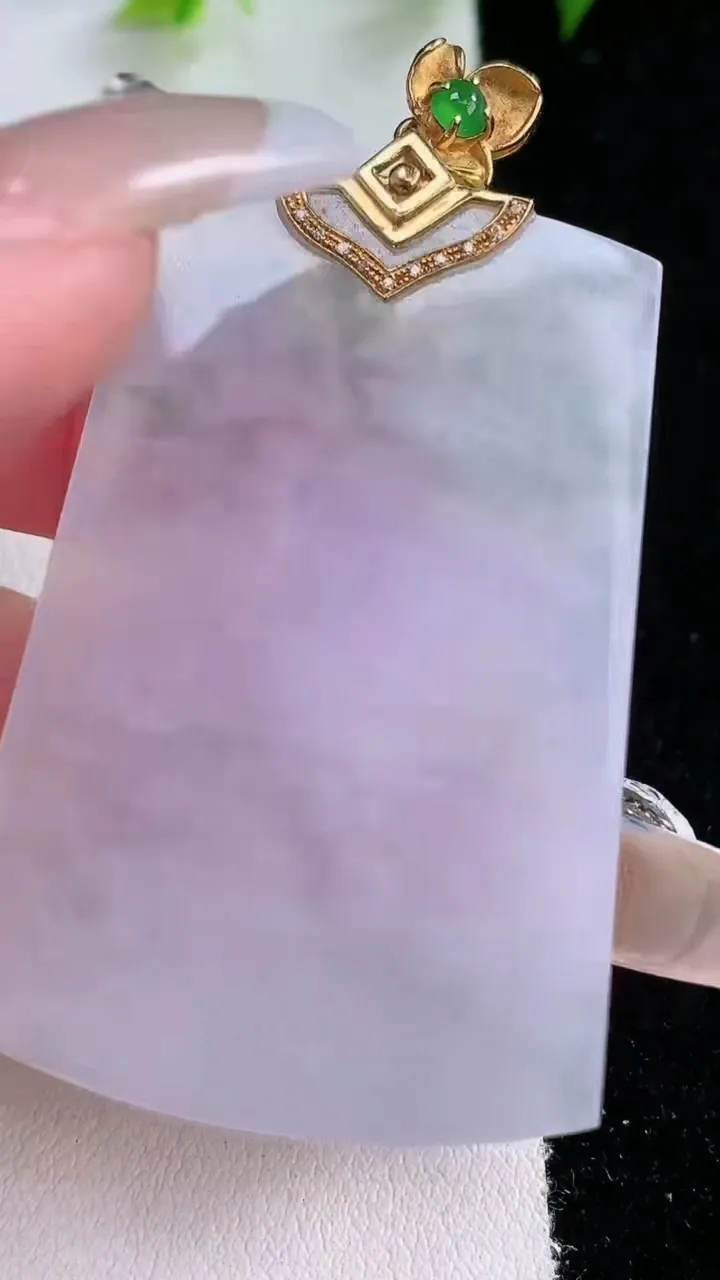 天然A货翡翠种紫罗兰无事牌吊坠，尺寸49.4-32.5-4，重量:20.35g
2月1日