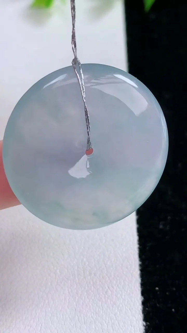 天然A货翡翠冰种飘花平安扣吊坠，尺寸31-5，重量:10.53g
2月1日