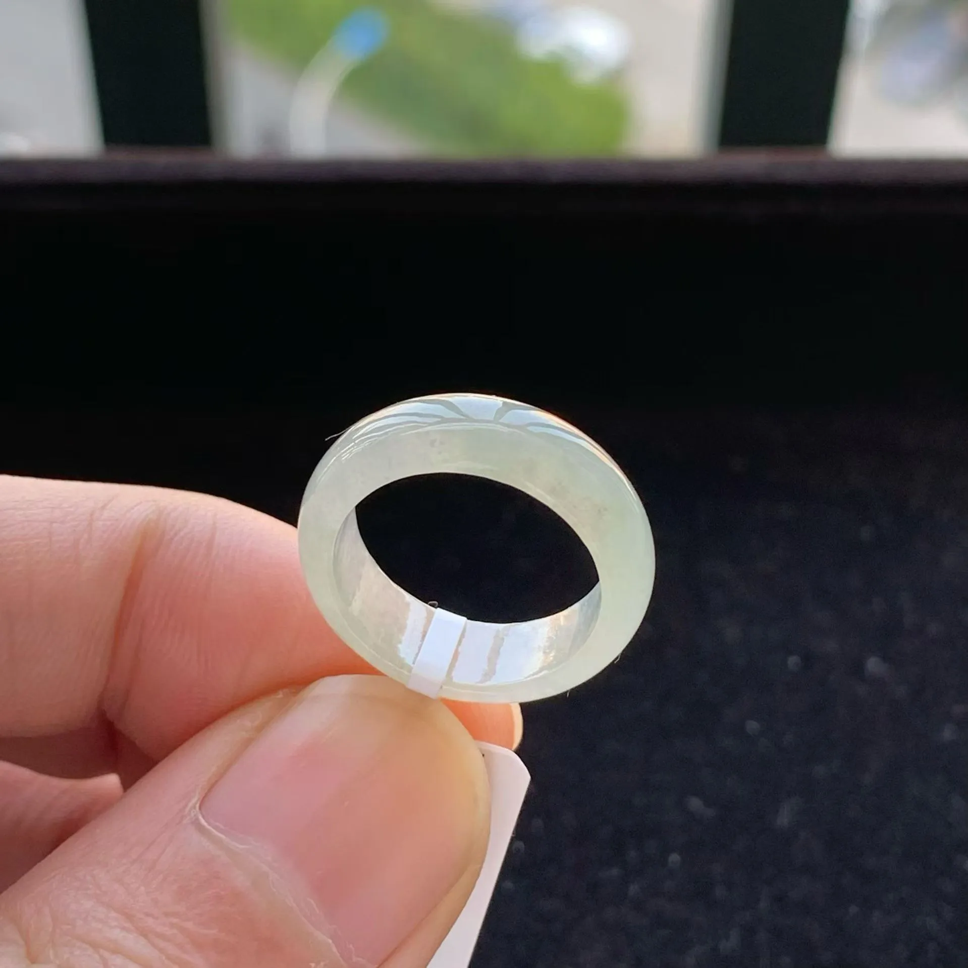 A货天然翡翠冰糯种冰蛋黄戒指11号
尺寸16.1-6-2.7mm
重量2.83