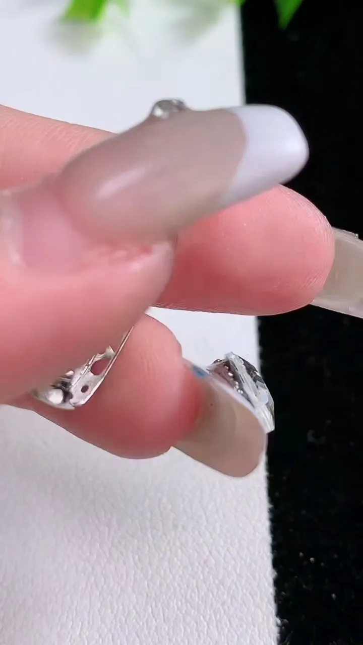 天然A货翡翠福瓜吊坠，尺寸21.5-10-5.4，重量:2.80g
2月1日