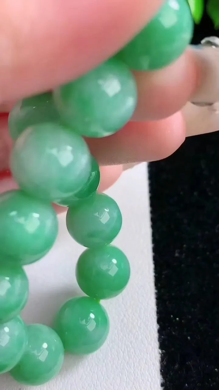 天然A货翡翠圆珠手串，尺寸11.6-17颗，重量:47.22g2月1日
工厂直销收藏佳品,种好水足，色泽均匀，有种有色，上手高大气！
