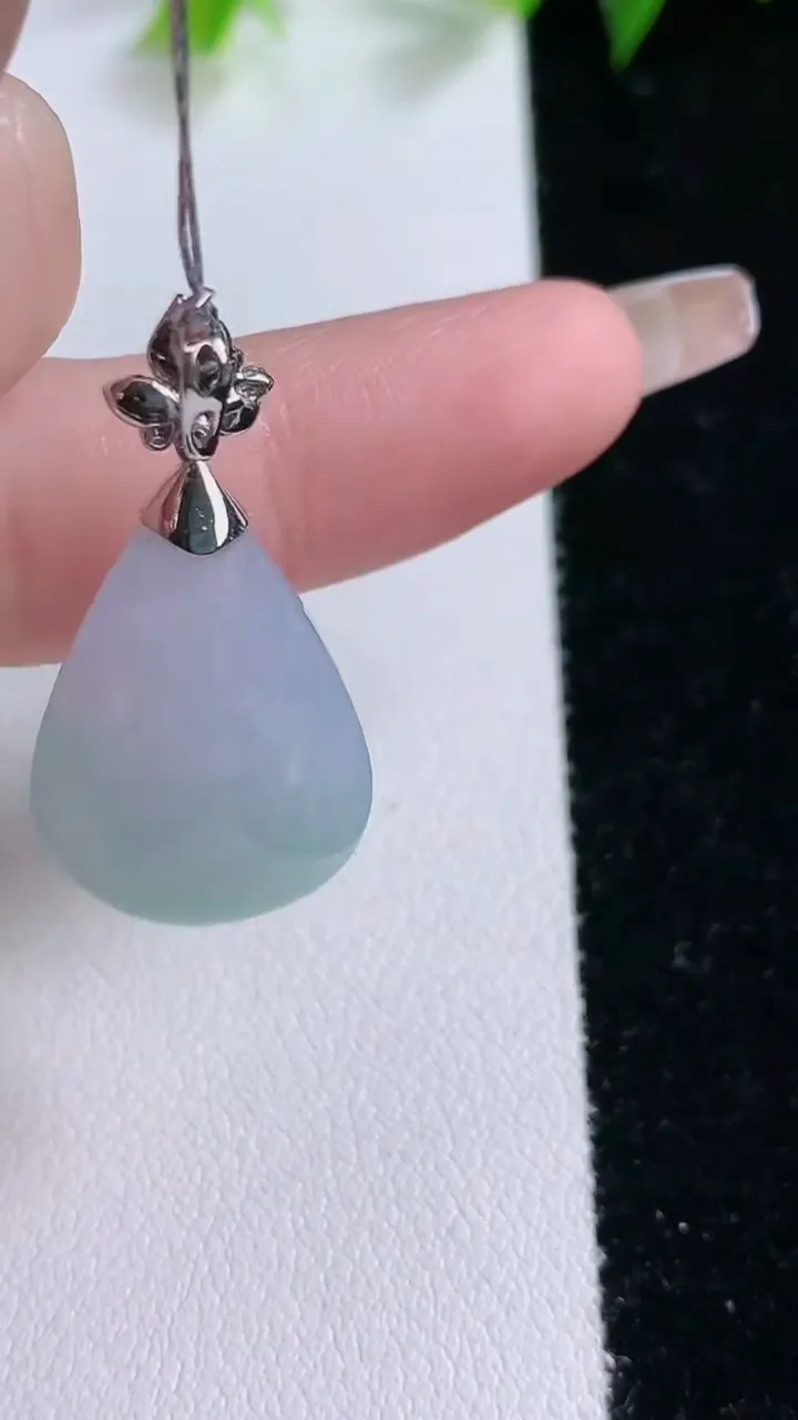 天然A货翡翠水滴吊坠，尺寸24-16-11，重量:7.12g
2月1日