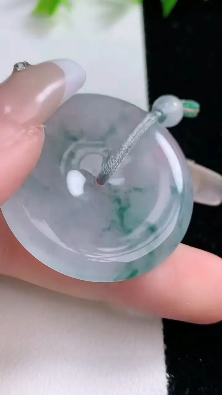 天然A货翡翠冰种飘花平安扣吊坠，尺寸35.7-5，重量:15.17g
2月1日