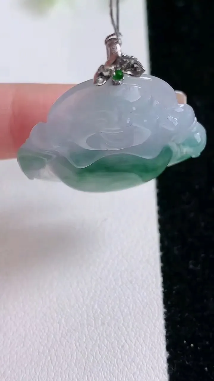 天然A货翡翠种飘花佛公吊坠，尺寸31.2-32.6-5.6，重量:9.10g
2月1日