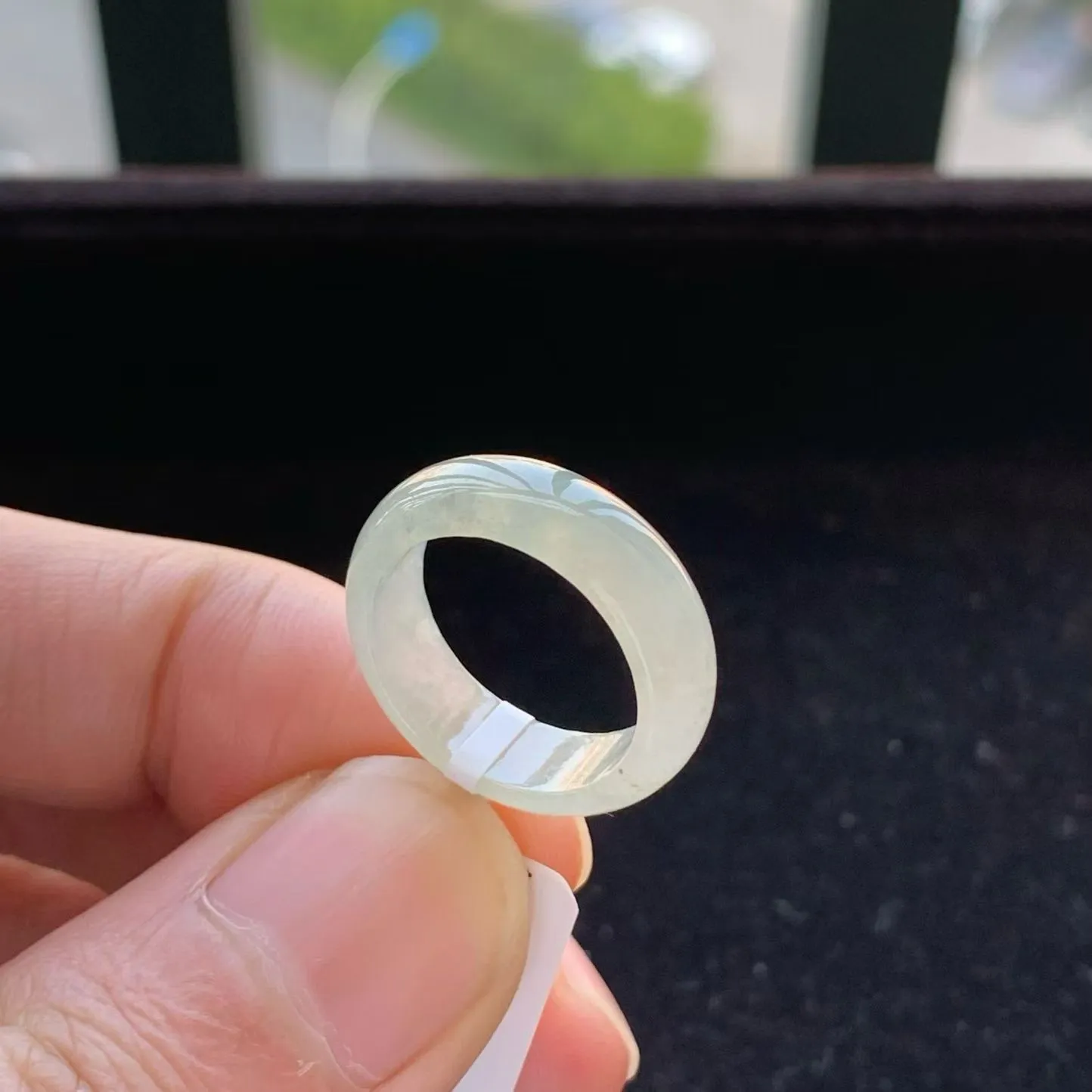 A货天然翡翠冰糯种冰蛋黄戒指11号
尺寸16.1-6-2.7mm
重量2.83