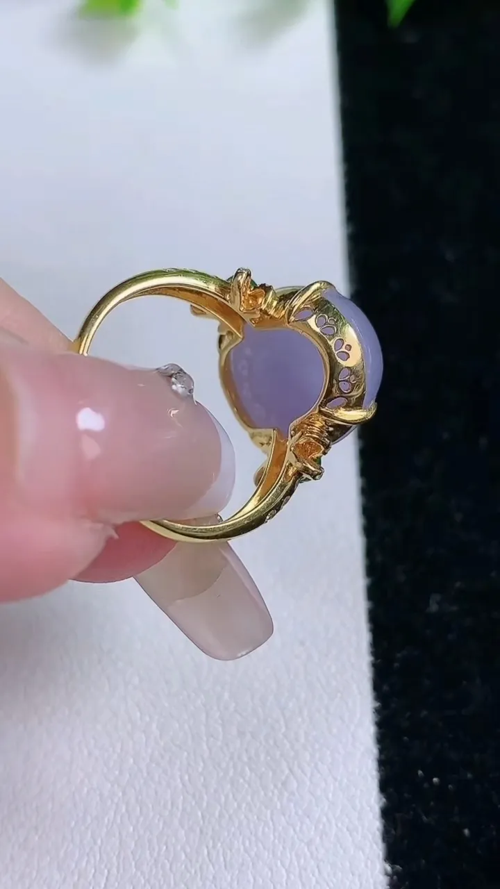 天然A货翡翠18K金紫罗兰蛋面戒指，尺寸17.2-15.2-12.2-8.2，重量:4.83g2026年2月2日
工厂直销收藏佳品,种好水足，色泽均匀，有种有色，上手高大气！