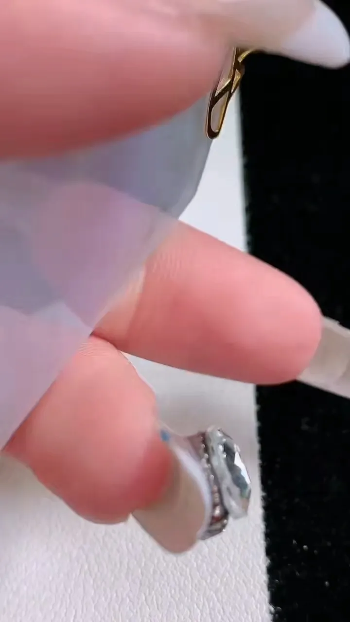 天然A货翡翠种紫罗兰无事牌吊坠，尺寸49.4-32.5-4，重量:20.35g
2月1日