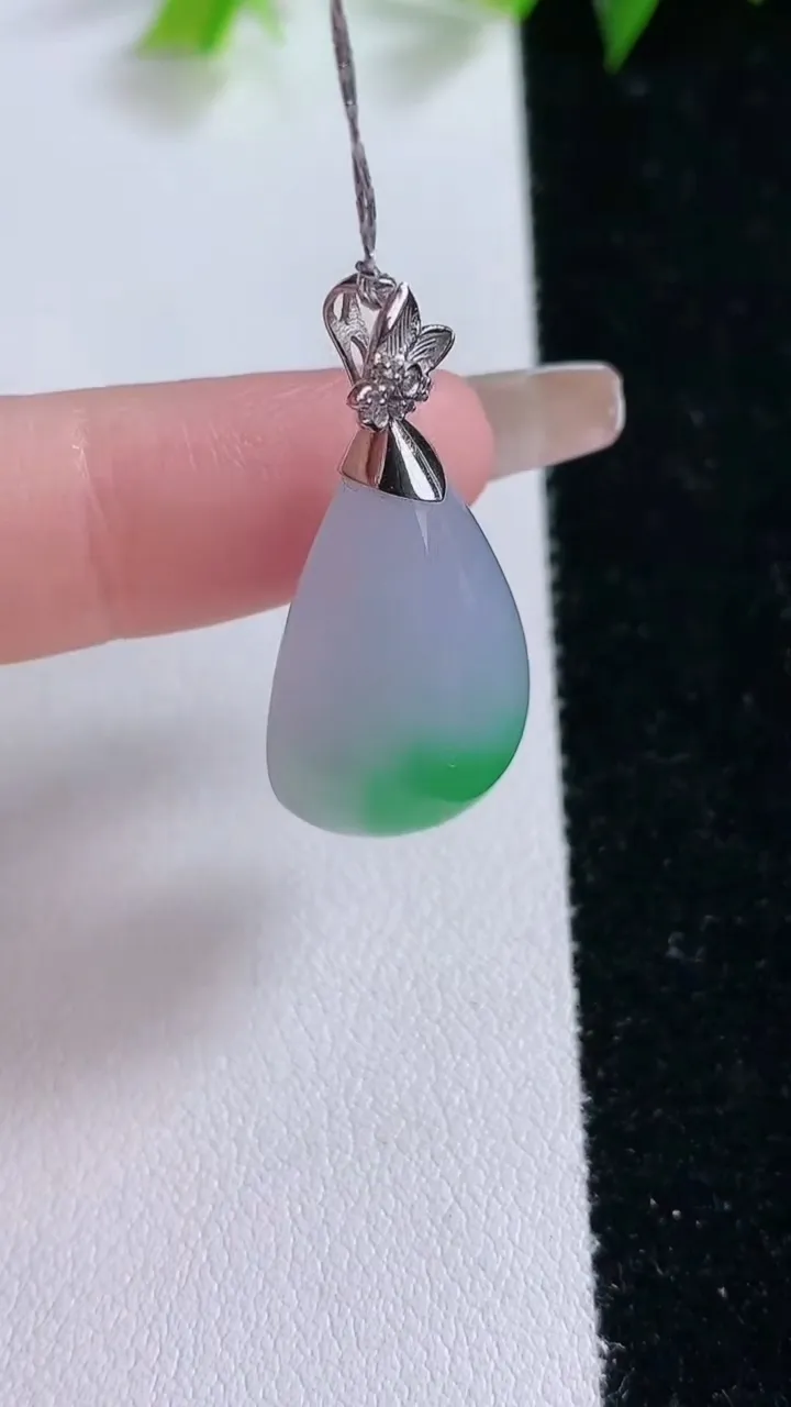 天然A货翡翠水滴吊坠，尺寸24-16-11，重量:7.12g
2月1日