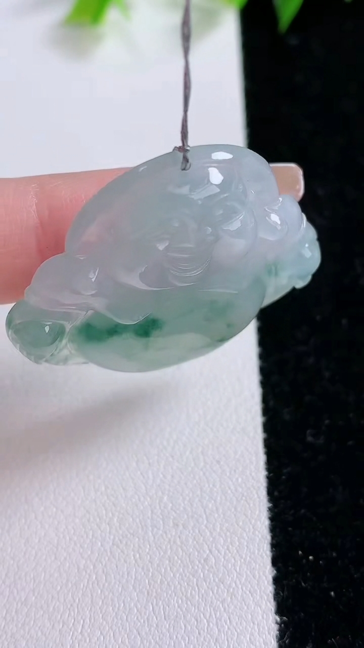 天然A货翡翠种飘花佛公吊坠，尺寸33.5-37-6.2，重量:11.96g
2月1日