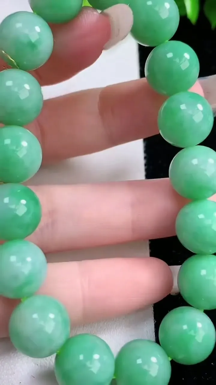 天然A货翡翠圆珠手串，尺寸11.6-17颗，重量:47.22g2月1日
工厂直销收藏佳品,种好水足，色泽均匀，有种有色，上手高大气！