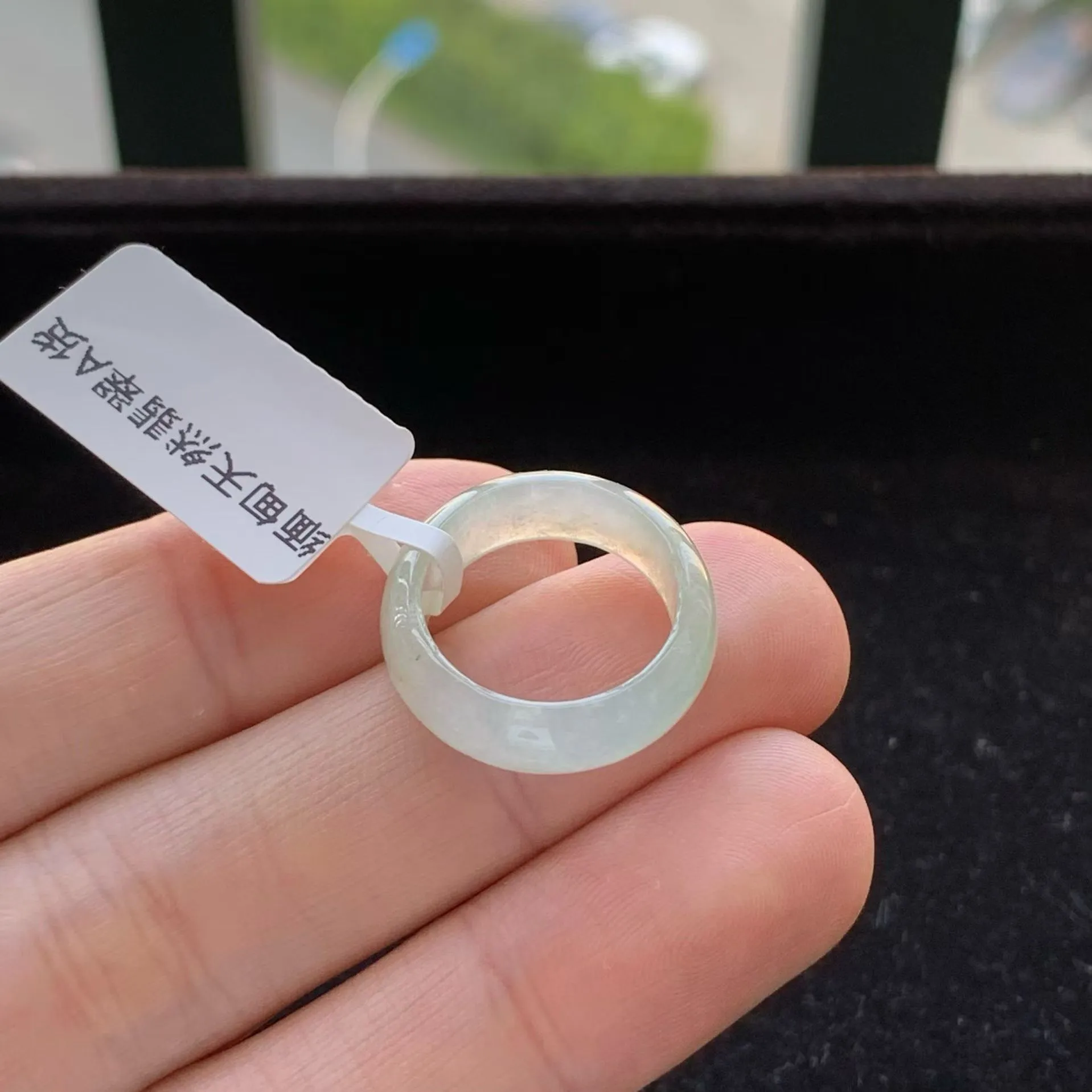 A货天然翡翠冰糯种冰蛋黄戒指11号
尺寸16.1-6-2.7mm
重量2.83